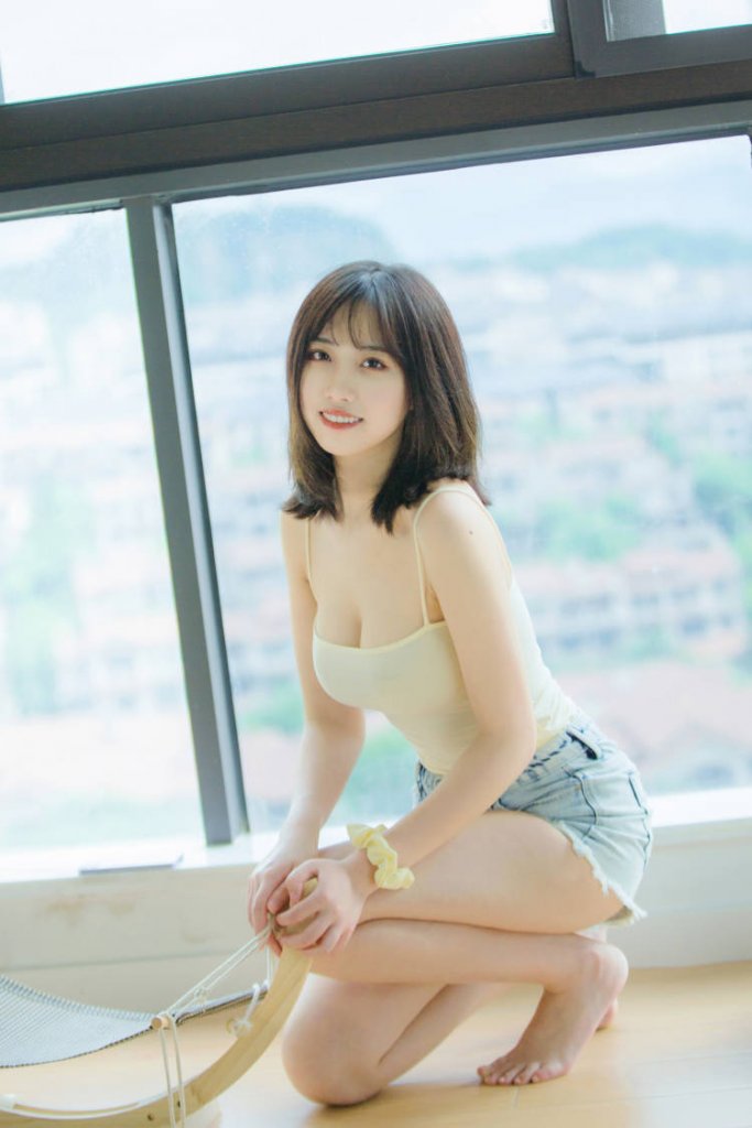 念雪ww,知名动漫博主,97年的短发妹子,来自浙江杭州,毕业于南昌大学。原微博号@念雪ww已炸,粉丝超20万,目前写真收录34套,后续持续更新中......