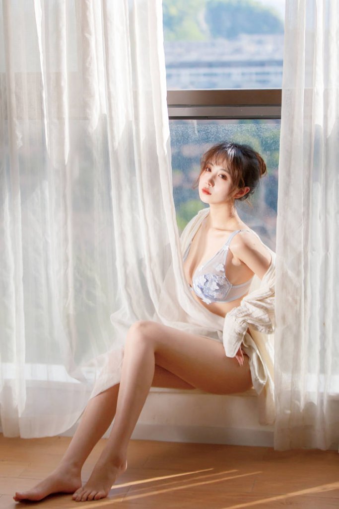 念雪ww,知名动漫博主,97年的短发妹子,来自浙江杭州,毕业于南昌大学。原微博号@念雪ww已炸,粉丝超20万,目前写真收录34套,后续持续更新中......